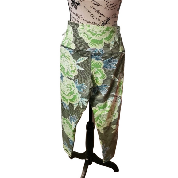 aerie Pants - Aerie Green Floral Print Athletic Capris Medium